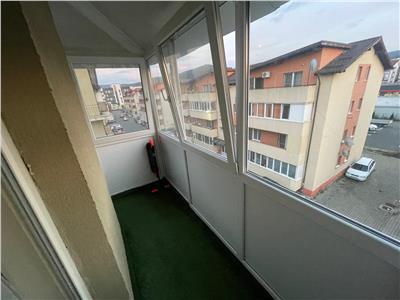 Apartament cu 3 camere mobilat si utilat. Suparfata utila 67  mp plus balcon 9 mp, etaj intermediar.