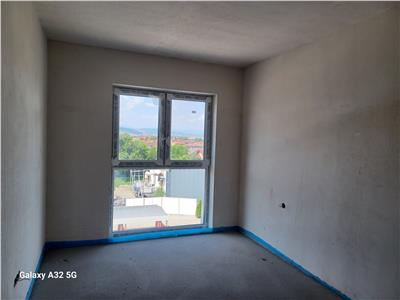 Apartament finisat cu 3 camere 68 mp, 2 bai si balcon 6 mp , acces usor spre CJ.