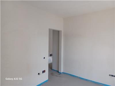 Apartament finisat cu 3 camere 68 mp, 2 bai si balcon 6 mp , acces usor spre CJ.