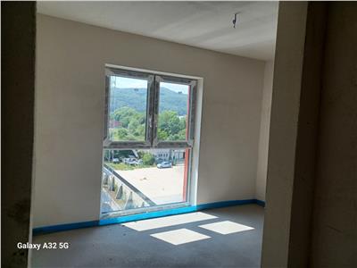 Apartament finisat cu 3 camere 68 mp, 2 bai si balcon 6 mp , acces usor spre CJ.