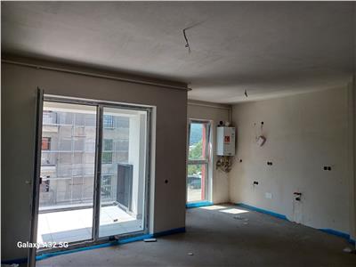 Apartament finisat cu 3 camere 68 mp, 2 bai si balcon 6 mp , acces usor spre CJ. Floresti