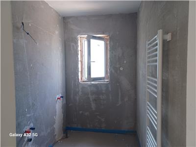 Apartament cu 3 camere, finisat 68 mp utili plus gradina 30 mp. Acces usor spre Cj.