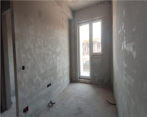 Apartament decomandat, finisat 37 mp plus balcon 3 mp ,etaj intermediar.